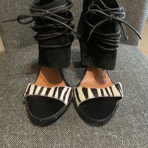 Chic Zebra Print Black Sandals